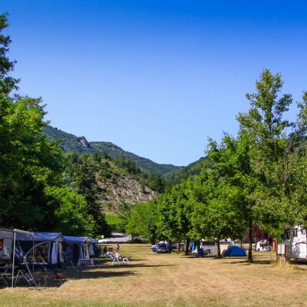 Campings car dans un camping à Espenel