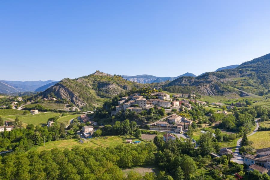 Vue aérienne du village d'Aurel